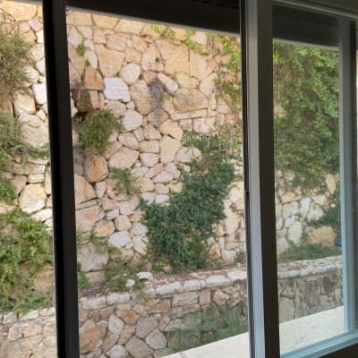 מסגרת חלון אלומיניום עם זכוכית שקופה