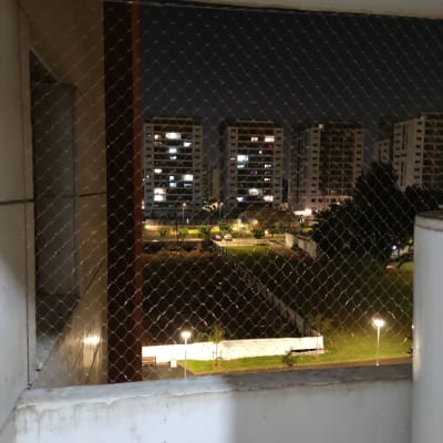 רשת מתכת מותקנת על חלון למניעת כניסת יונים