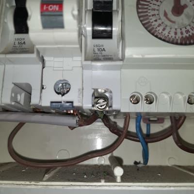 מפסקי חשמל וחוטים בלוח חשמל