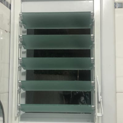 תריס אלומיניום עם שלבים ירוקים