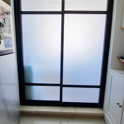 חלון אלומיניום עם מסגרת שחורה