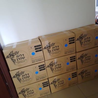 ארגזי קרטון מסודרים ליד קיר בחדר