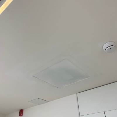 תקרת גבס עם גלאי עשן ופתחי שירות