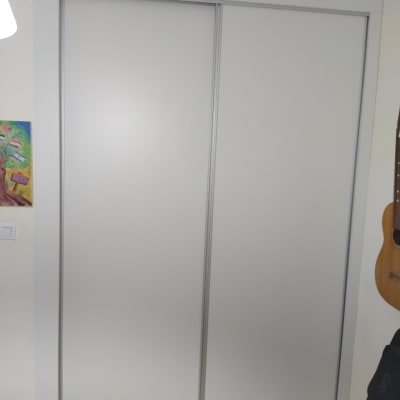 דלתות הזזה לבנות עם מסגרת מתכת