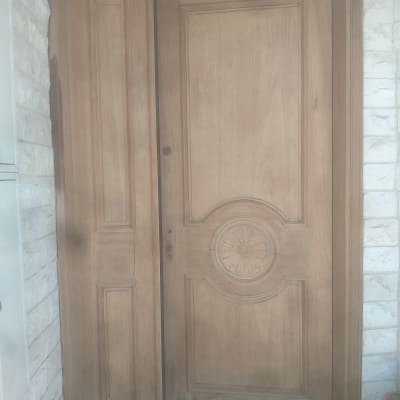 דלת עץ עם עיטור, מברשת וצבע על הרצפה