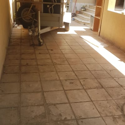 עגלה עם קופסאות וקרשים בחניה מקורה