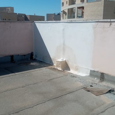 גג עם איטום בטון וסדקים קטנים