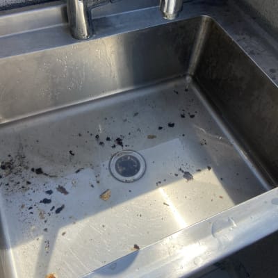 כיור נירוסטה מלוכלך עם ברז כרום