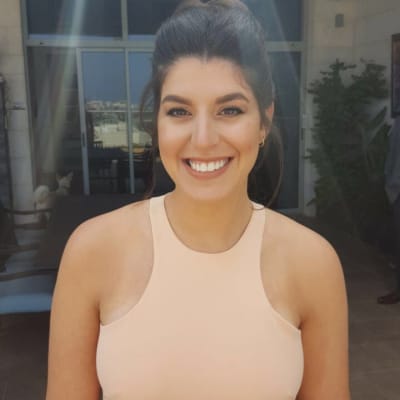 איפור עיניים מודגש ושיער אסוף למעלה