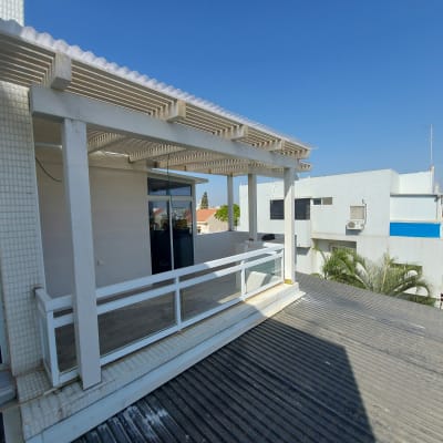 פרגולה מעץ לבן על מרפסת עם גג שקוף