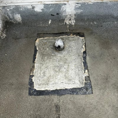 אזור אטום עם חומר איטום סביב צינור קטן