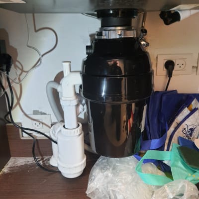 מערכת צנרת מתחת לכיור עם מטחנת אשפה