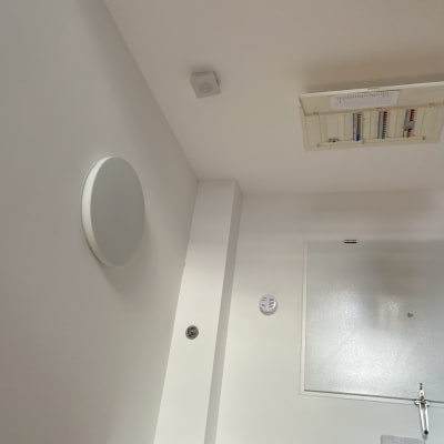 לוח חשמל פתוח עם מפסקים צבעוניים בתקרה