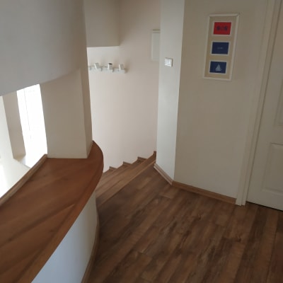 קיר צבוע בלבן עם תמונות ממוסגרות