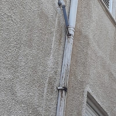 צינור מים חיצוני מחובר לקיר בניין