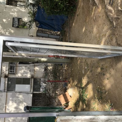 מסגרת מתכת עומדת בחוץ על אדמה