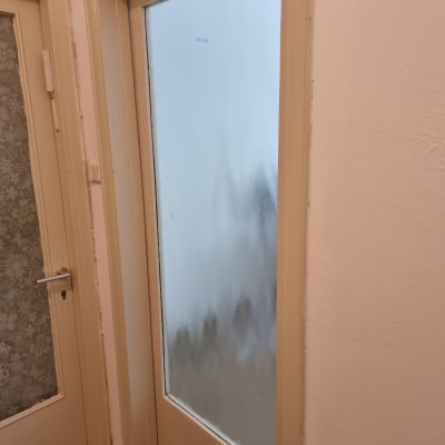 דלת זכוכית חלבית עם מסגרת עץ