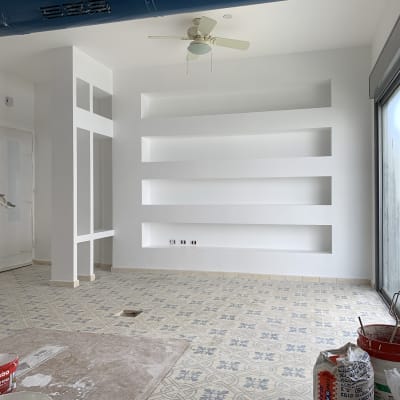 שק מלט על רצפה עם אריחים מעוטרים