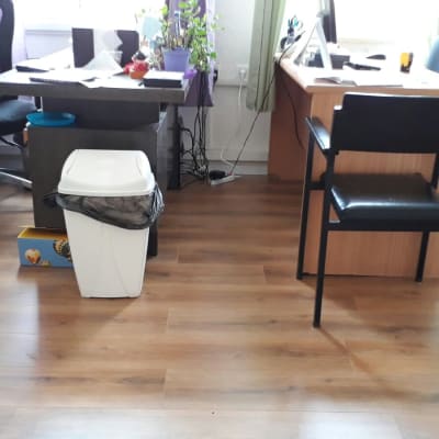 רצפת פרקט עץ במשרד עם שולחנות וכיסאות