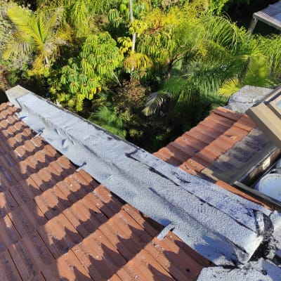 חומר איטום על גג רעפים אדום