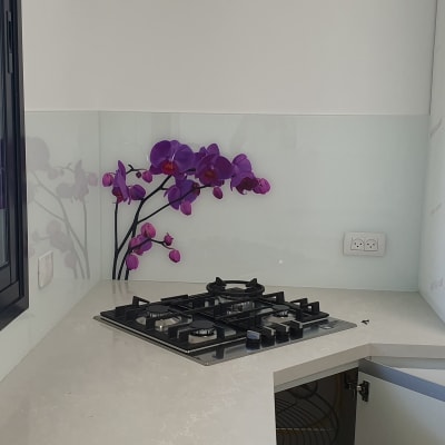 זכוכית עם הדפס פרחים סגולים במטבח מודרני