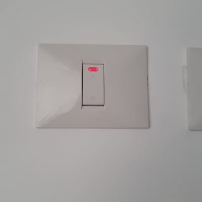 מתג חשמלי עם נורית חיווי אדומה