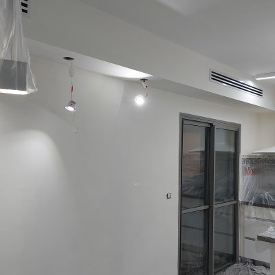 קירות צבועים בלבן עם ניילונים על הרצפה