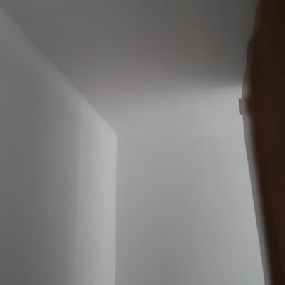 קיר צבוע בלבן עם פינה חדה