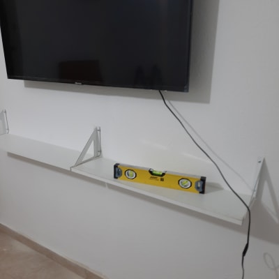 מדף עם פלס צהוב מותקן על הקיר