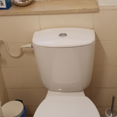 אסלה עם מיכל הדחה וחיבור צינור מים