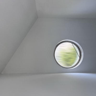 קיר לבן עם חלון עגול