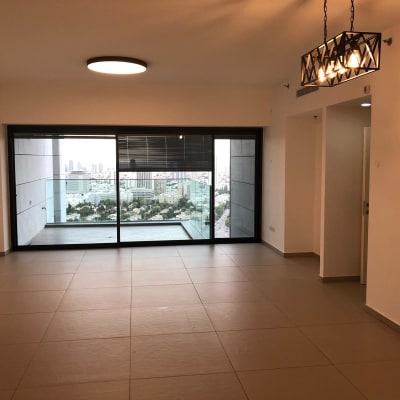 חדר ריק עם רצפה נקייה וחלון גדול