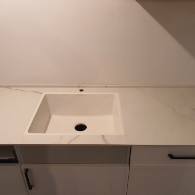 כיור משובץ בשיש לבן עם עורקים אפורים