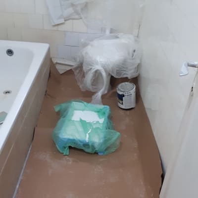 חדר אמבטיה בשיפוץ עם צבע ויריעות פלסטיק