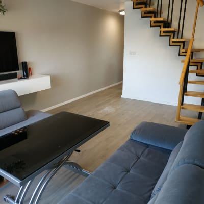 רצפת פרקט עץ בהירה בסלון מודרני