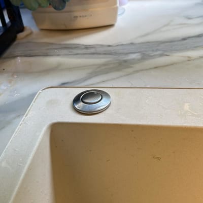 כיור עם כפתור מתכת, כפפות גומי ירוקות