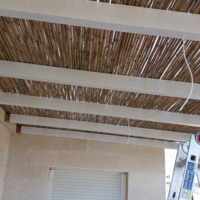 תקרה מבמבוק עם קורות עץ לבנות