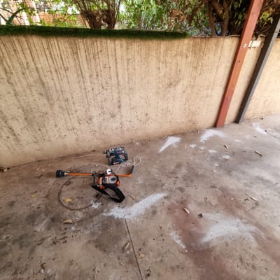 כלי עבודה על רצפה ליד קיר בטון