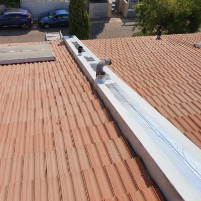 איטום גג עם יריעות אלומיניום וצינורות אוורור