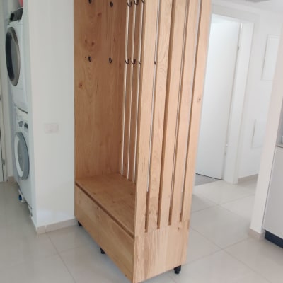 ארון עץ עם ווים לתלייה ומדף תחתון