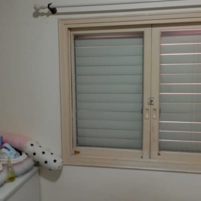 חלון עם תריסים סגורים במסגרת עץ