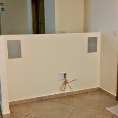 נישה + חיווט. נישה חצי גובה, רמקולים שקועים ובנוסף התאמת חיווט ישן לחיווט חדש בנישה