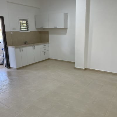 מטבח חדש עם ארונות לבנים ורצפת קרמיקה