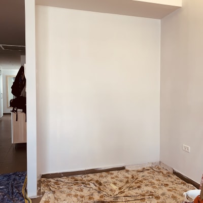 קיר גבס עם כיסוי בד על הרצפה