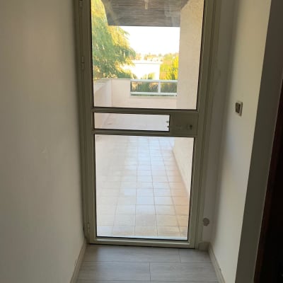 דלת אלומיניום עם זכוכית מובילה למרפסת