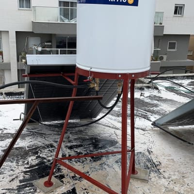 דוד שמש על גג עם קולטים וצנרת מחוברת