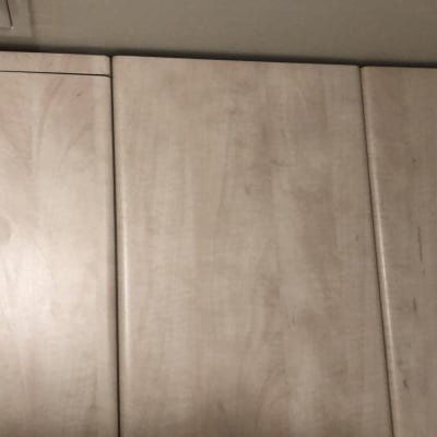 ארונות עץ עם גימור חלק בתקרה