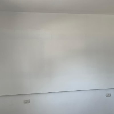 קיר גבס לבן עם שקעי חשמל