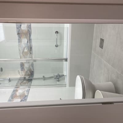 חדר אמבטיה עם מקלחון זכוכית וריצוף חדש