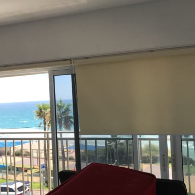 וילון גלילה בהיר על חלון זכוכית